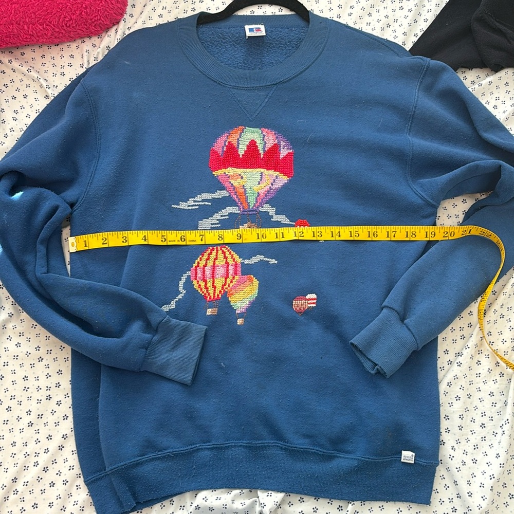 Embroidered hot airbaloon crewneck